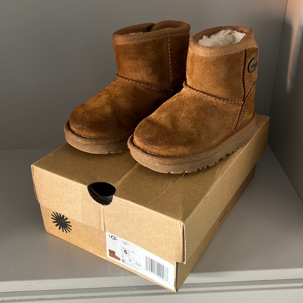 EUC Uggs Walker Boots Toddler Little Kid size 6 with Box Chestnut color